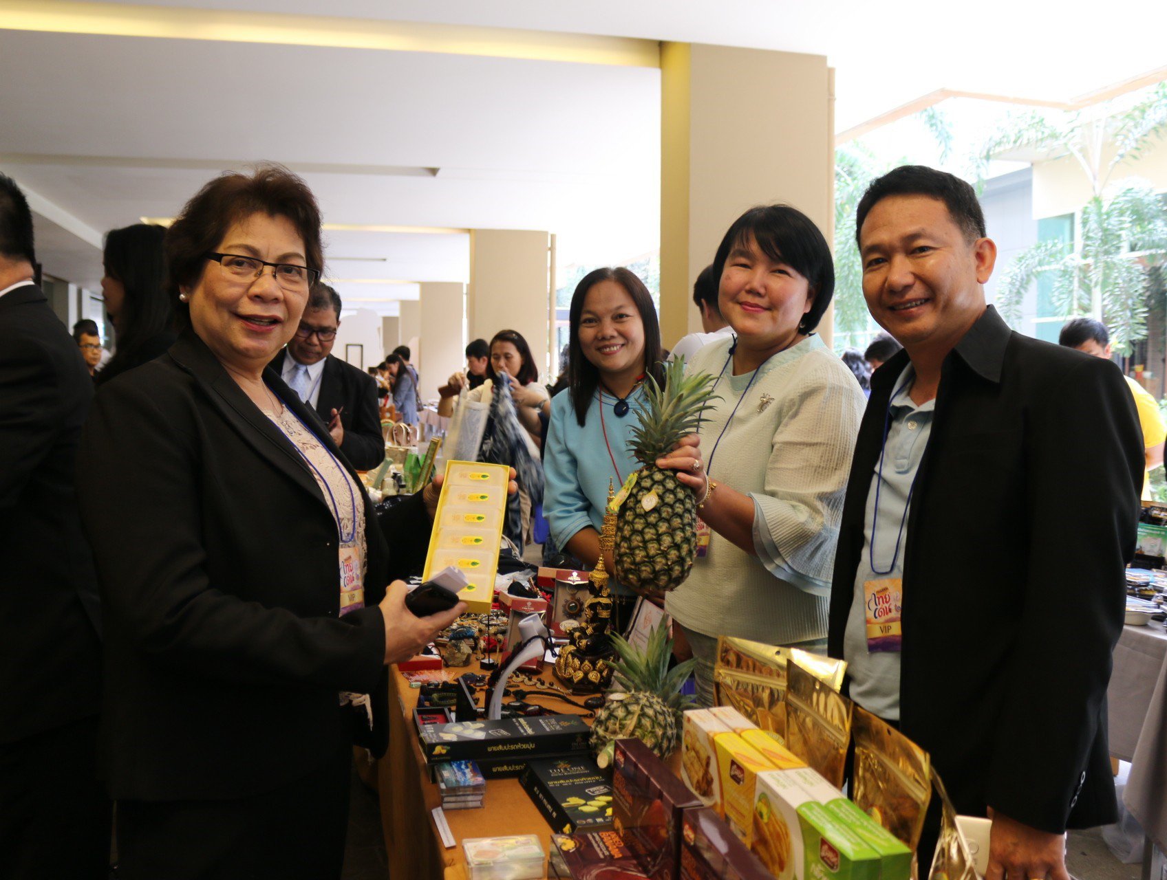 นางวันเพ็ญ รัตนกังวาล นำทีมเปิดโครงการสร้างสรรค์อัตลักษณ์สินค้าอุตสาหกรรมสู่ชุมชน "ไทยเด่น"