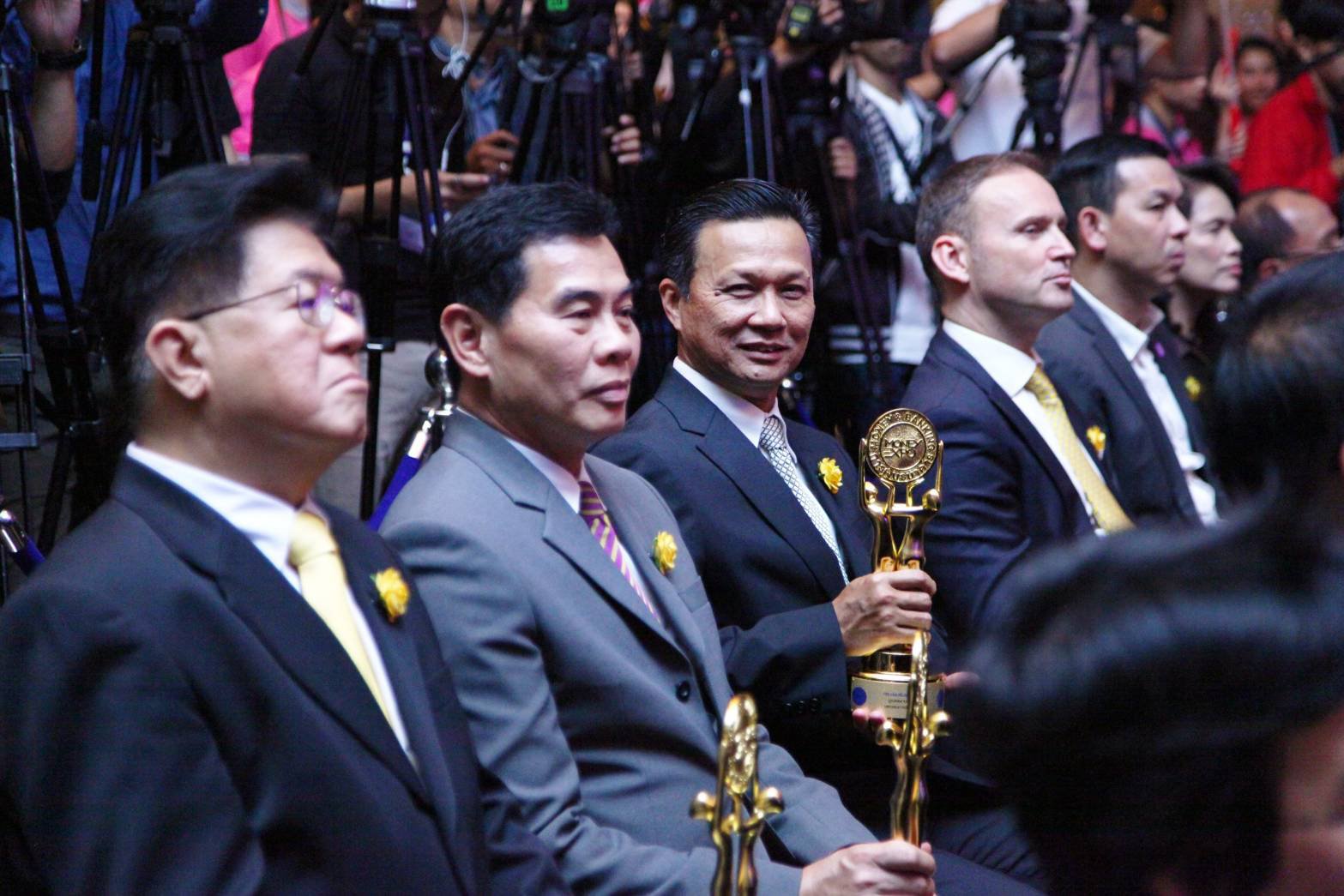 นายจารุพันธุ์  จารโยภาส รองอธิบดีกรมส่งเสริมอุตสาหกรรม เป็นผู้แทนกรมส่งเสริมอุตสาหกรรม เข้ารับรางวัล บูธสวยงามยอดเยี่ยม จากงานมหกรรมการเงิน ครั้งที่ 18 ( MONEY EXPO 2018 )