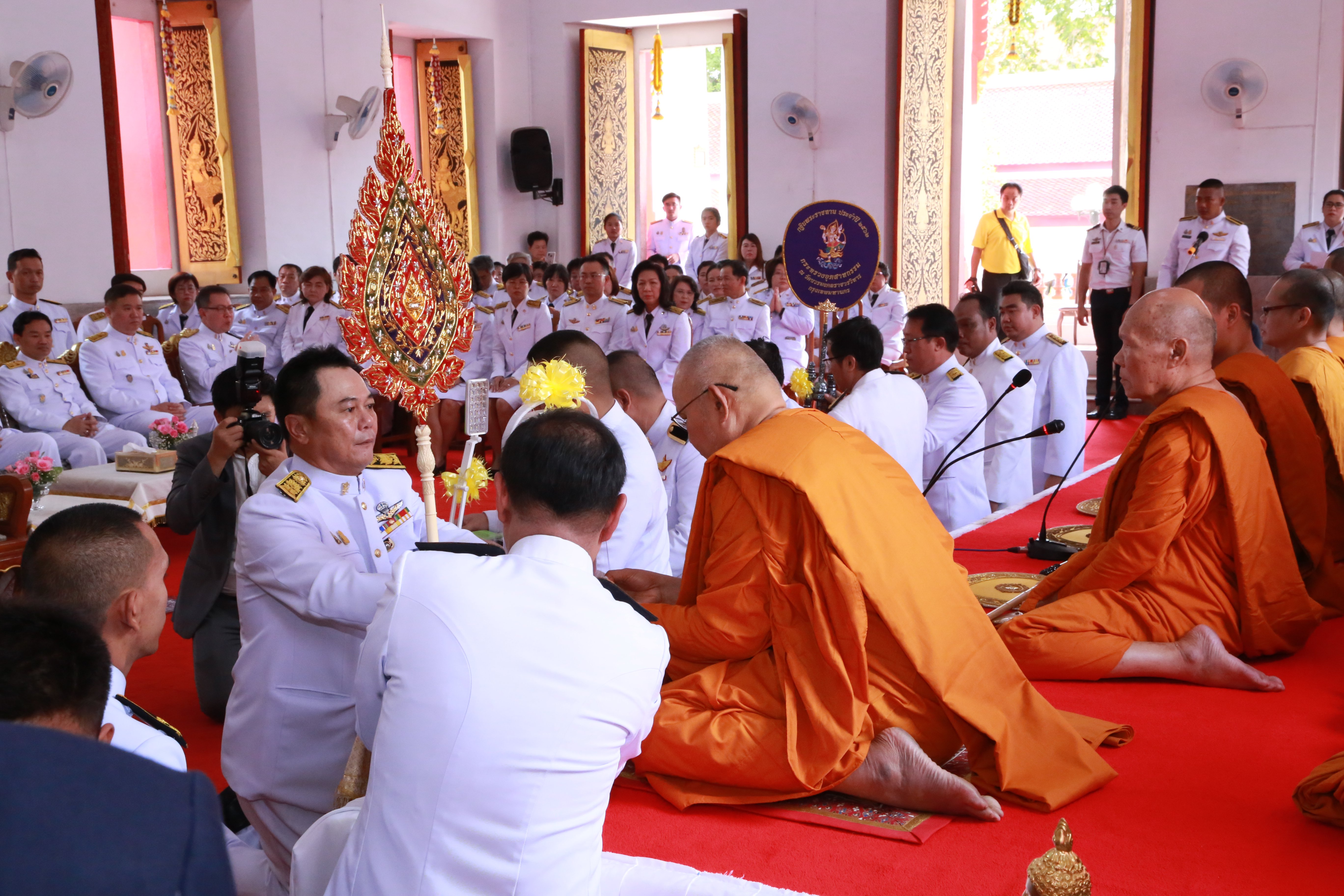 “ปลัดกอบชัย” นำคณะข้าราชการกระทรวงอุตฯ ถวายผ้าพระกฐินพระราชทาน ณ วัดบวรมงคล