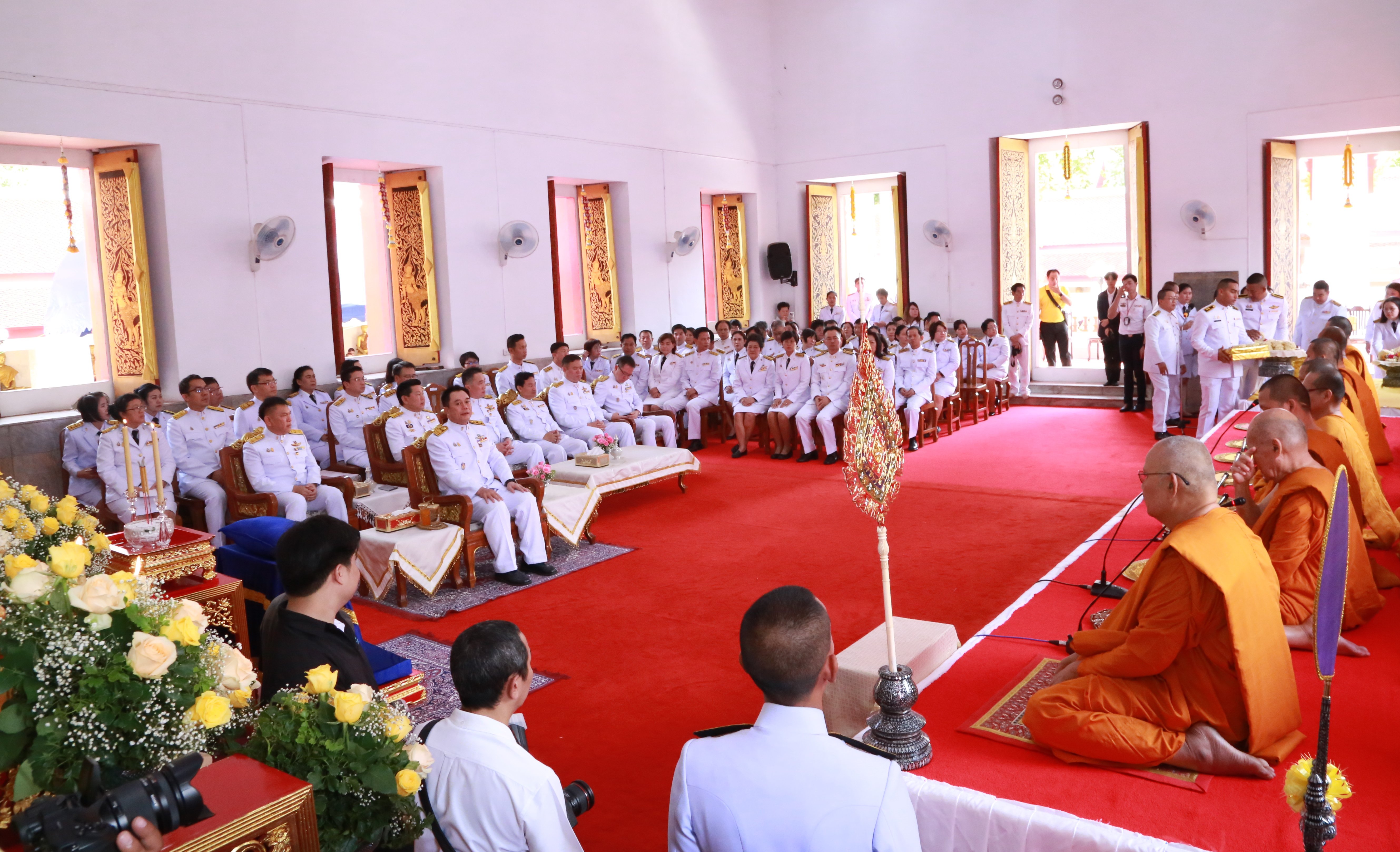 “ปลัดกอบชัย” นำคณะข้าราชการกระทรวงอุตฯ ถวายผ้าพระกฐินพระราชทาน ณ วัดบวรมงคล