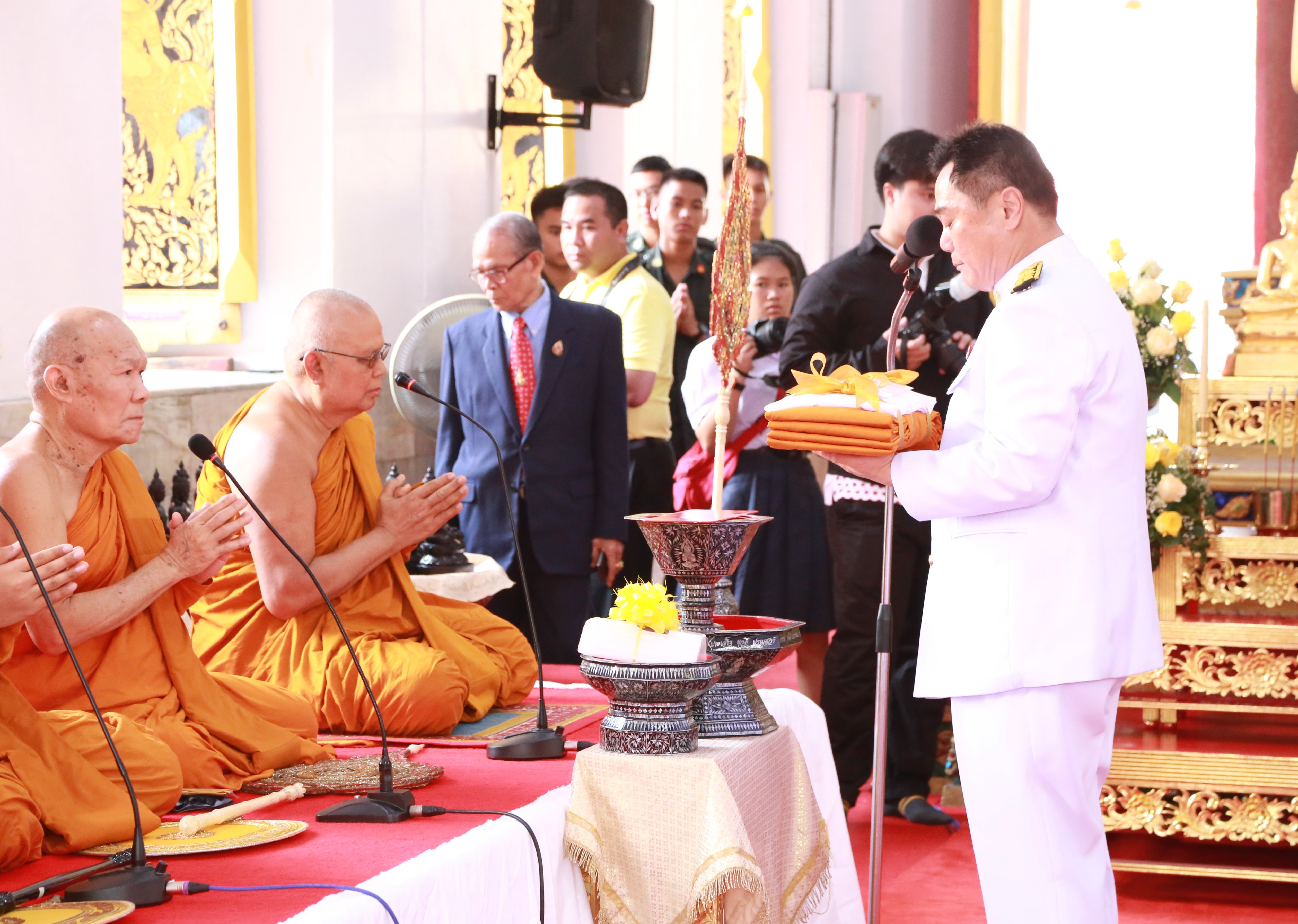 “ปลัดกอบชัย” นำคณะข้าราชการกระทรวงอุตฯ ถวายผ้าพระกฐินพระราชทาน ณ วัดบวรมงคล