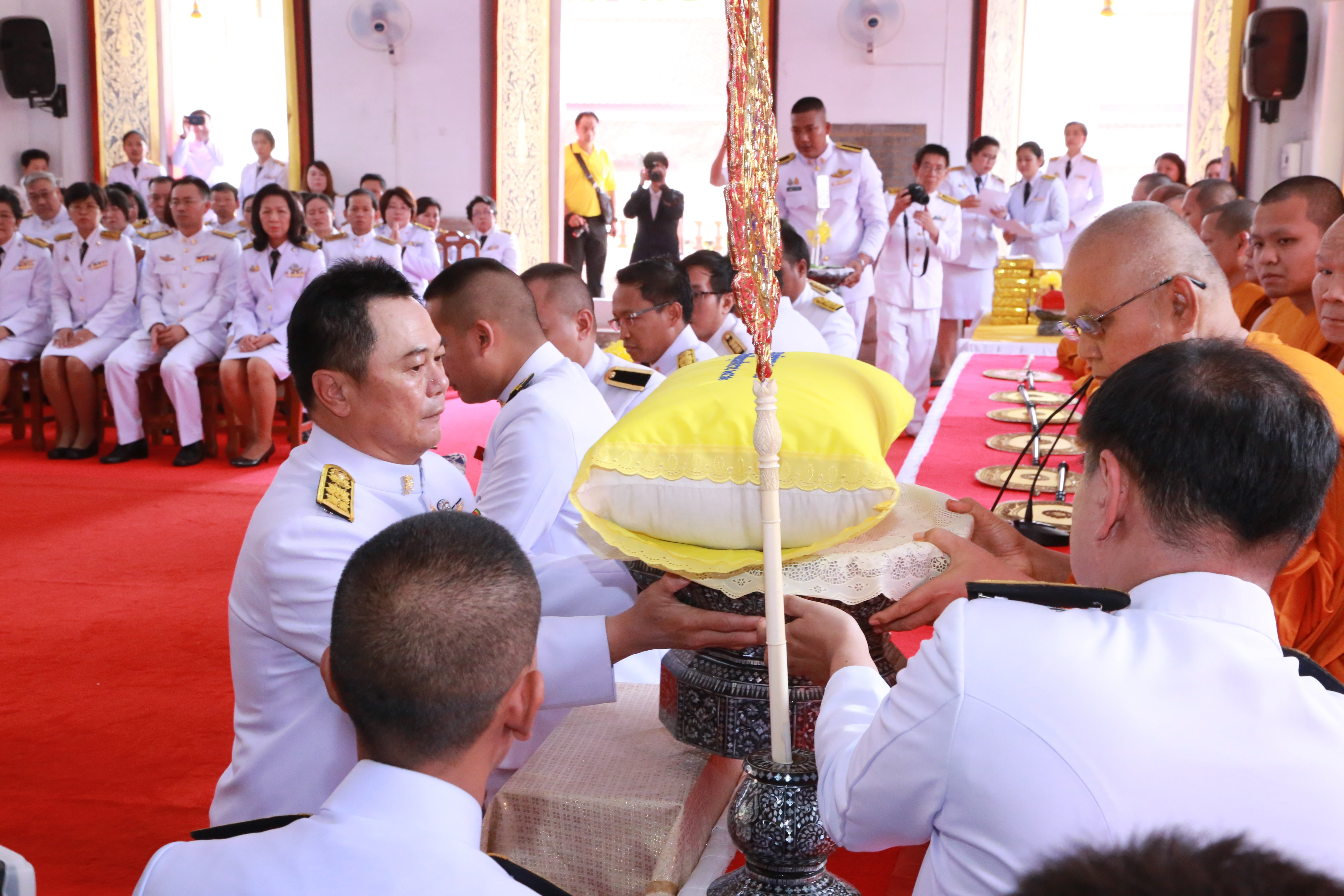 “ปลัดกอบชัย” นำคณะข้าราชการกระทรวงอุตฯ ถวายผ้าพระกฐินพระราชทาน ณ วัดบวรมงคล
