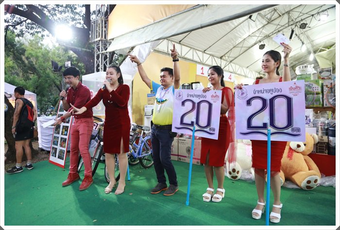 “อธิบดีณัฐพล นำคณะผู้บริหาร กสอ. มอบของรางวัลให้กับประชาชนที่มาร่วมสนุกกับร้านกระทรวงอุตสาหกรรมในงานกาชาด ประจำปี 2562 