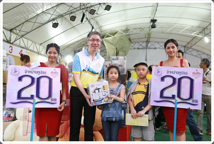 “อธิบดีณัฐพล นำคณะผู้บริหาร กสอ. มอบของรางวัลให้กับประชาชนที่มาร่วมสนุกกับร้านกระทรวงอุตสาหกรรมในงานกาชาด ประจำปี 2562 