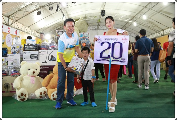 “อธิบดีณัฐพล นำคณะผู้บริหาร กสอ. มอบของรางวัลให้กับประชาชนที่มาร่วมสนุกกับร้านกระทรวงอุตสาหกรรมในงานกาชาด ประจำปี 2562 