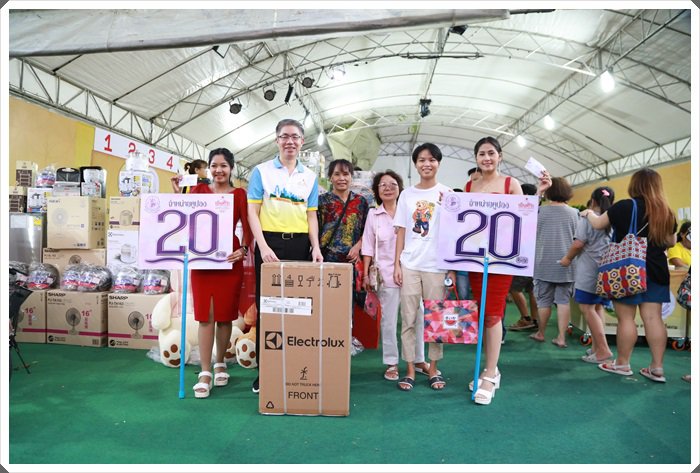 “อธิบดีณัฐพล นำคณะผู้บริหาร กสอ. มอบของรางวัลให้กับประชาชนที่มาร่วมสนุกกับร้านกระทรวงอุตสาหกรรมในงานกาชาด ประจำปี 2562 