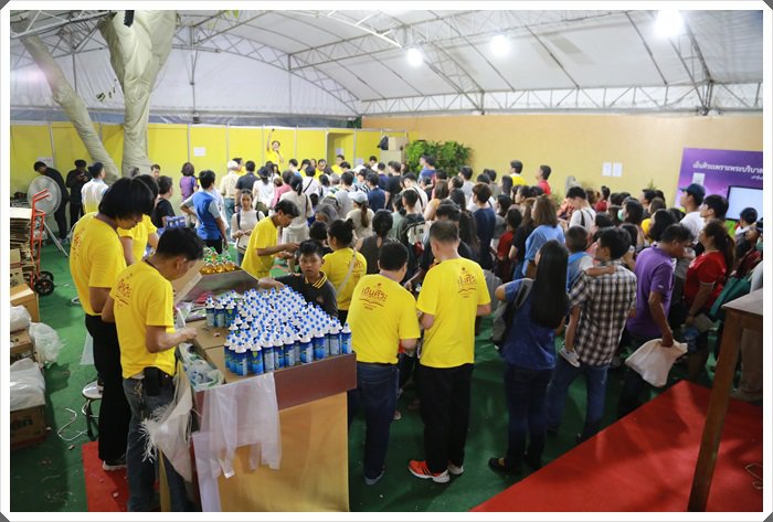 “อธิบดีณัฐพล นำคณะผู้บริหาร กสอ. มอบของรางวัลให้กับประชาชนที่มาร่วมสนุกกับร้านกระทรวงอุตสาหกรรมในงานกาชาด ประจำปี 2562 
