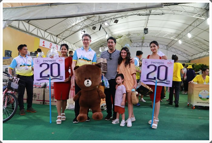 “อธิบดีณัฐพล นำคณะผู้บริหาร กสอ. มอบของรางวัลให้กับประชาชนที่มาร่วมสนุกกับร้านกระทรวงอุตสาหกรรมในงานกาชาด ประจำปี 2562 