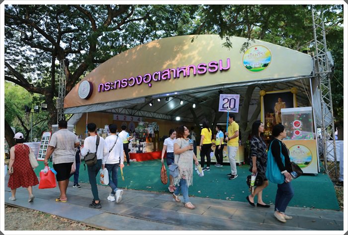 “อธิบดีณัฐพล นำคณะผู้บริหาร กสอ. มอบของรางวัลให้กับประชาชนที่มาร่วมสนุกกับร้านกระทรวงอุตสาหกรรมในงานกาชาด ประจำปี 2562 