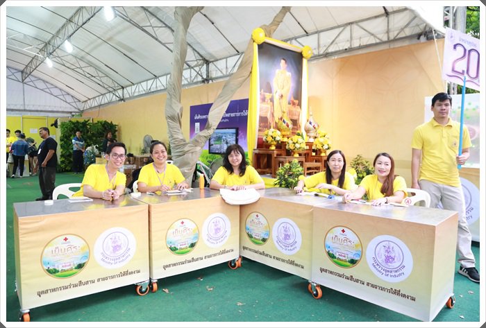 “อธิบดีณัฐพล นำคณะผู้บริหาร กสอ. มอบของรางวัลให้กับประชาชนที่มาร่วมสนุกกับร้านกระทรวงอุตสาหกรรมในงานกาชาด ประจำปี 2562 