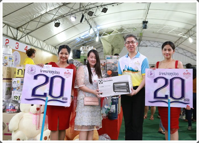 “อธิบดีณัฐพล นำคณะผู้บริหาร กสอ. มอบของรางวัลให้กับประชาชนที่มาร่วมสนุกกับร้านกระทรวงอุตสาหกรรมในงานกาชาด ประจำปี 2562 