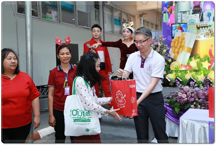 “อธิบดีณัฐพล” ร่วมกิจกรรมนาทีทองในงาน “Outlet ของขวัญเพื่อประชาชน มหกรรมสินค้าราคาโรงงาน"