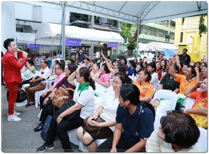 “อธิบดีณัฐพล” ร่วมกิจกรรมนาทีทองในงาน “Outlet ของขวัญเพื่อประชาชน มหกรรมสินค้าราคาโรงงาน"