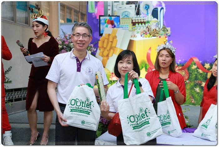 “อธิบดีณัฐพล” ร่วมกิจกรรมนาทีทองในงาน “Outlet ของขวัญเพื่อประชาชน มหกรรมสินค้าราคาโรงงาน"