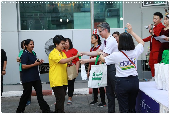 “อธิบดีณัฐพล” ร่วมกิจกรรมนาทีทองในงาน “Outlet ของขวัญเพื่อประชาชน มหกรรมสินค้าราคาโรงงาน"
