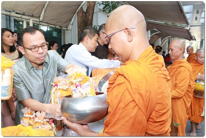 “อสอ.ณัฐพล” นำข้าราชการและเจ้าหน้าที่ กสอ. ร่วมพิธีตักบาตรเนื่องในโอกาสเถลิงศก.ใหม่