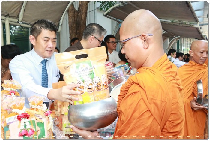 “อสอ.ณัฐพล” นำข้าราชการและเจ้าหน้าที่ กสอ. ร่วมพิธีตักบาตรเนื่องในโอกาสเถลิงศก.ใหม่