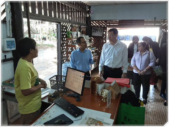 นายใบน้อย สุวรรณชาตรี รองอธิบดีกรมส่งเสริมอุตสาหกรรม  ลงพื้นที่รับฟังความต้องการของผู้ประกอบการชุมชน ณ ศูนย์กสิกรรมธรรมชาติมาบเอื้อง อ.บ้านบึง จ.ชลบุรี 