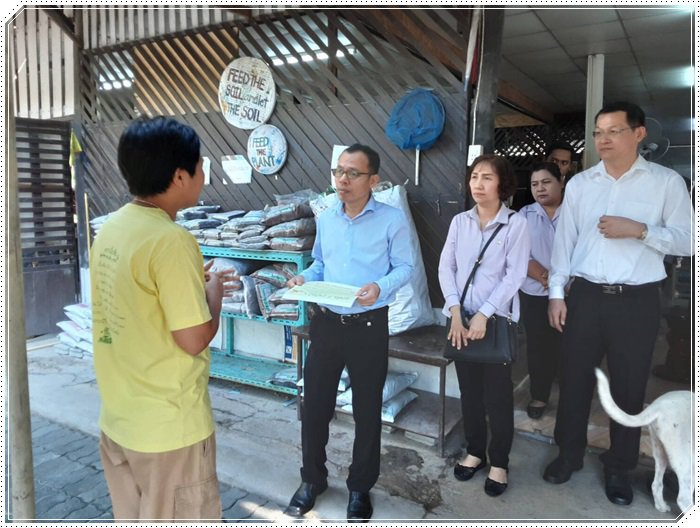 นายใบน้อย สุวรรณชาตรี รองอธิบดีกรมส่งเสริมอุตสาหกรรม  ลงพื้นที่รับฟังความต้องการของผู้ประกอบการชุมชน ณ ศูนย์กสิกรรมธรรมชาติมาบเอื้อง อ.บ้านบึง จ.ชลบุรี 