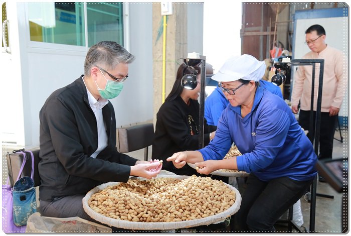 "อธิบดีณัฐพล" นำคณะสื่อมวลชนลงพื้นที่เมืองน่าน ชมสถานประกอบการแปรรูปถั่วลิสง โชว์ความสำเร็จหลักสูตร NEC