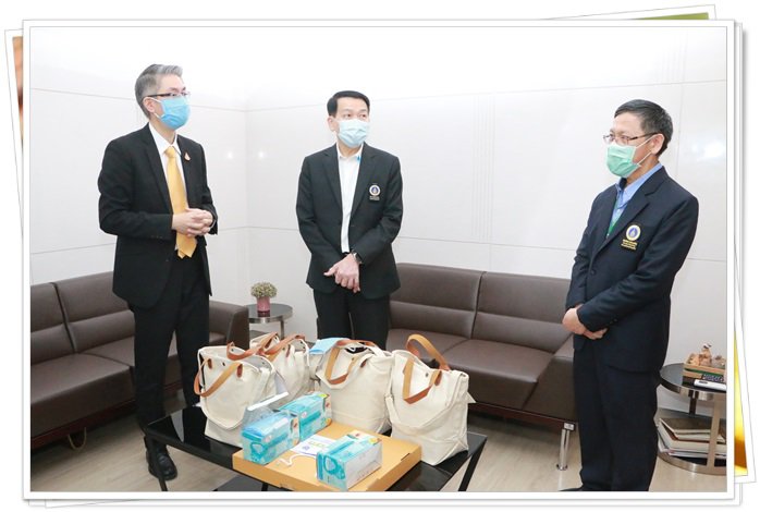 “อธิบดีณัฐพล” ส่งมอบ Jacket Mask แก่บุลากรทางการแพทย์ รพ.รามาธิบดี