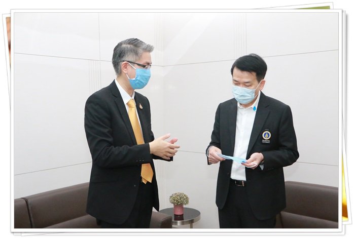 “อธิบดีณัฐพล” ส่งมอบ Jacket Mask แก่บุลากรทางการแพทย์ รพ.รามาธิบดี