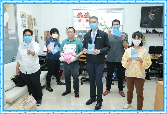 นายณัฐพล รังสิตพล อธิบดีกรมส่งเสริมอุตสาหกรรม ได้มอบ Jacket Mask สำหรับคลุมหน้ากากอนามัยมาตรฐานให้กับคณะสื่อมวลชน