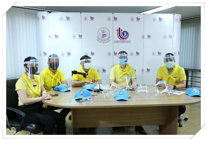 กสอ. จับมือ สถาบันพลาสติก ผลิต "FACE SHIELD" ส่งมอบให้กับบุคลากรทางการแพทย์และอสม.ในส่วนกลางและภูมิภาค