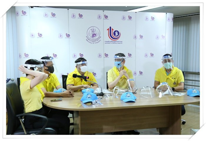 กสอ. จับมือ สถาบันพลาสติก ผลิต "FACE SHIELD" ส่งมอบให้กับบุคลากรทางการแพทย์และอสม.ในส่วนกลางและภูมิภาค