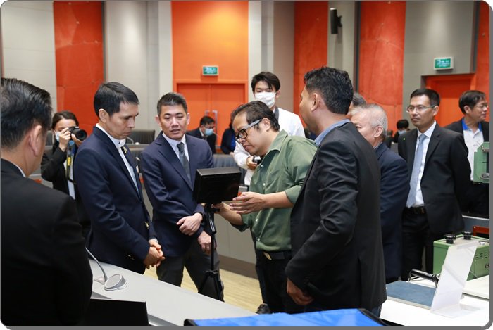 กสอ. จับมือ สถาบันไฟฟ้าฯ ร่วมส่งมอบผลิตภัณฑ์และนวัตกรรมของกลุ่มคลัสเตอร์ฯ ให้แก่ราชวิทยาลัยจุฬาภรณ์ 