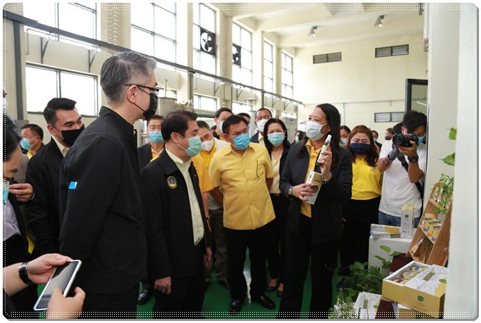 “สุริยะ” แทคทีมกระทรวงอุตฯ ลงพื้นที่ชลบุรี พร้อมสั่งการ กสอ. ยกระดับศูนย์ไอทีซี ปั้น “เกษตอุตสาหกรรม” เตรียมนำร่อง “บ้านบึงโมเดล” ดึงเทคโนโลยี นวัตกรรม กูรู ลงท้องถิ่นช่วยเกษตรไทย