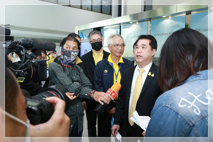 "รมว.สุริยะ" เยี่ยมชมสถานประกอบการที่พัฒนาเทคโนโลยีการผลิตชิ้นส่วนอิเล็กทรอนิกส์ด้วยระบบอัตโนมัติ