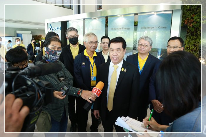 "รมว.สุริยะ" เยี่ยมชมสถานประกอบการที่พัฒนาเทคโนโลยีการผลิตชิ้นส่วนอิเล็กทรอนิกส์ด้วยระบบอัตโนมัติ