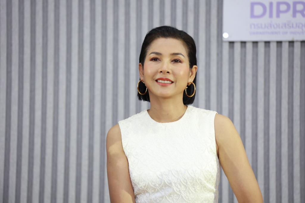 “ดีพร้อม” เดินหน้าขับเคลื่อนซอฟต์พาวเวอร์แฟชั่นไทย สาขาบิวตี้ เสริมภาพลักษณ์ พัฒนาบุคลากรแบบดีพร้อม สร้างความความประทับใจในการบริการให้มีประสิทธิภาพ สอดรับแนวทางการปฏิรูปอุตสาหกรรมไทยสู่เศรษฐกิจยุคใหม่ตามนโยบาย รมว.เอกนัฎ