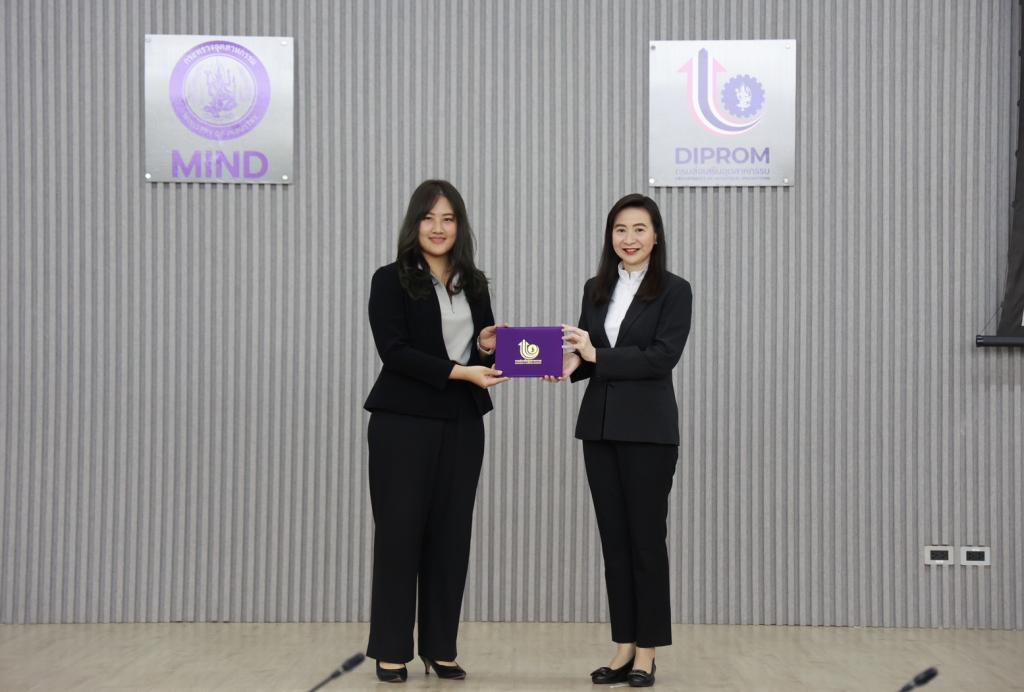 "อธิบดีณัฏฐิญา" มอบวุฒิบัตรบุคลากร “ดีพร้อม” ผู้ผ่านการฝึกอบรมการให้คำปรึกษาสถานประกอบการ (GMCE) พร้อมนำความรู้ด้านการบริหาร ผลิต ตลาด บัญชี ลงพื้นที่วินิจฉัย แก้ปัญหาตรงจุด ยกระดับผู้ประกอบการ สอดรับนโยบาย รมว. เอกนัฏ