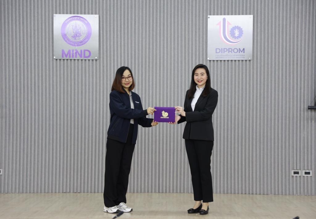 "อธิบดีณัฏฐิญา" มอบวุฒิบัตรบุคลากร “ดีพร้อม” ผู้ผ่านการฝึกอบรมการให้คำปรึกษาสถานประกอบการ (GMCE) พร้อมนำความรู้ด้านการบริหาร ผลิต ตลาด บัญชี ลงพื้นที่วินิจฉัย แก้ปัญหาตรงจุด ยกระดับผู้ประกอบการ สอดรับนโยบาย รมว. เอกนัฏ