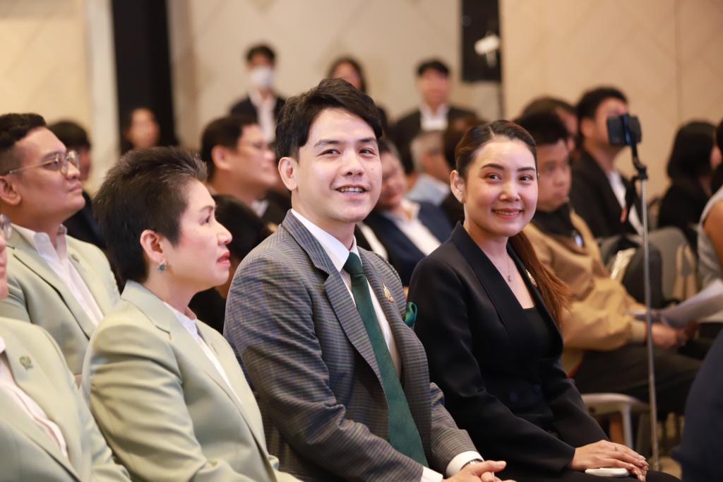 “ดีพร้อม” ผนึกกำลัง “บางจาก” ยักษ์ใหญ่น้ำมันเชื้อเพลิง จับมือ 5 พันธมิตรดันผลิต SAF หวังยกระดับธุรกิจการบินแห่งอนาคตสู่เป้าหมาย Net Zero ให้เติบโตอย่างยั่งยืน ตามนโยบาย รมว.เอกนัฏ