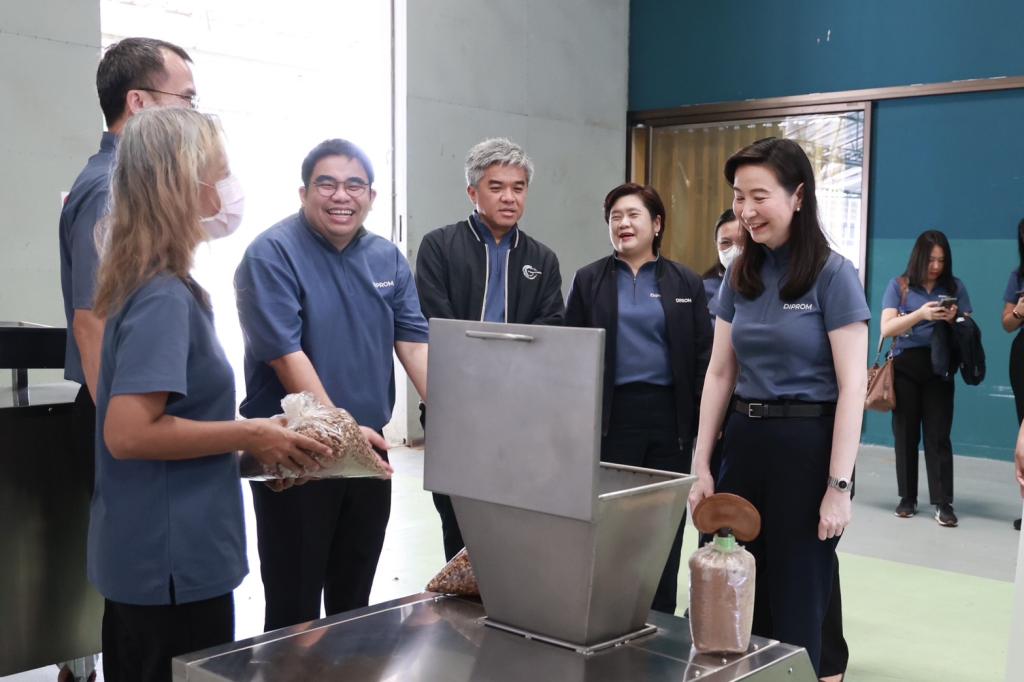“อธิบดีณัฏฐิญา” แอ่วเหนือ ส่งมอบเครื่องจักร เดินหน้ายกระดับศูนย์ TIC ภูมิภาค หวังติดอาวุธเทคโนโลยีให้ ผปก. ตามนโยบาย รมว.เอกนัฏ