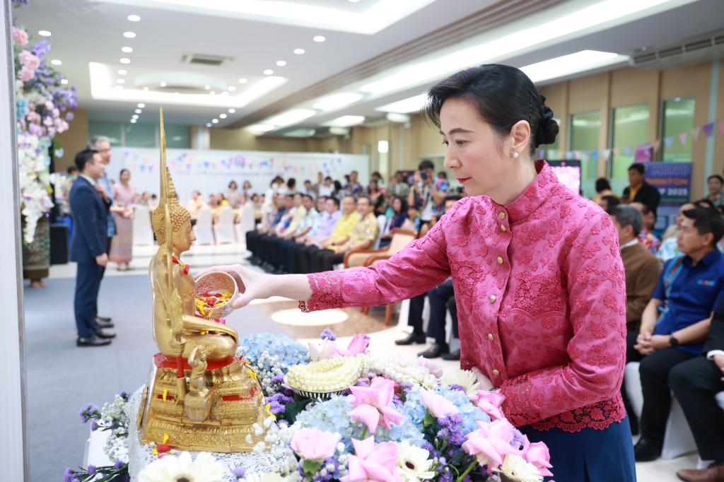 รัฐมนตรีฯ เอกนัฏ ร่วมประเพณีสงกรานต์ ก.อุตฯ ปี 68 "เถลิงศกใหม่ สาดใส่ความสุข"