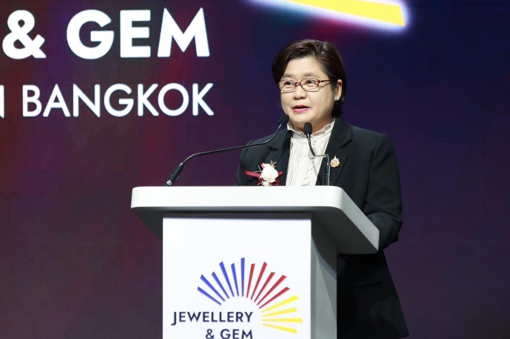 “รสอ.ดวงดาว” เปิดงาน “JGAB 2025” เวทีอัญมณีและเครื่องประดับอาเซียน ค้นหาดีไซน์เนอร์หน้าใหม่ ผลักดันไทยสู่ศูนย์กลางการค้าและการผลิตอัญมณีและเครื่องประดับระดับโลก ตามนโยบาย รมว.เอกนัฏ