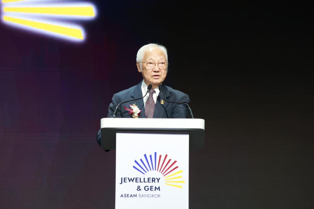 “รสอ.ดวงดาว” เปิดงาน “JGAB 2025” เวทีอัญมณีและเครื่องประดับอาเซียน ค้นหาดีไซน์เนอร์หน้าใหม่ ผลักดันไทยสู่ศูนย์กลางการค้าและการผลิตอัญมณีและเครื่องประดับระดับโลก ตามนโยบาย รมว.เอกนัฏ