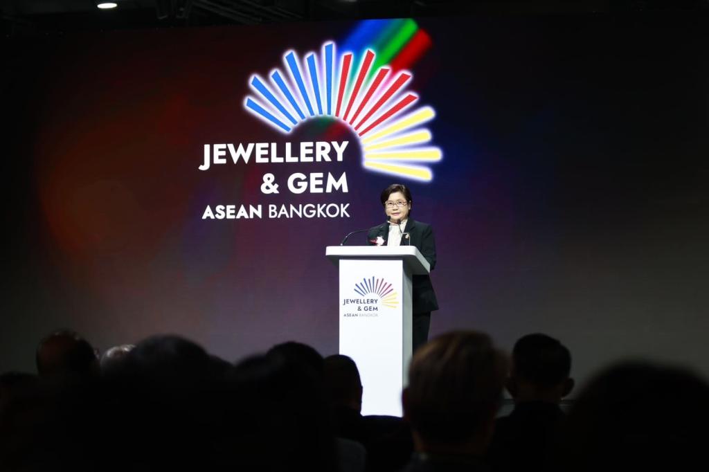 “รสอ.ดวงดาว” เปิดงาน “JGAB 2025” เวทีอัญมณีและเครื่องประดับอาเซียน ค้นหาดีไซน์เนอร์หน้าใหม่ ผลักดันไทยสู่ศูนย์กลางการค้าและการผลิตอัญมณีและเครื่องประดับระดับโลก ตามนโยบาย รมว.เอกนัฏ