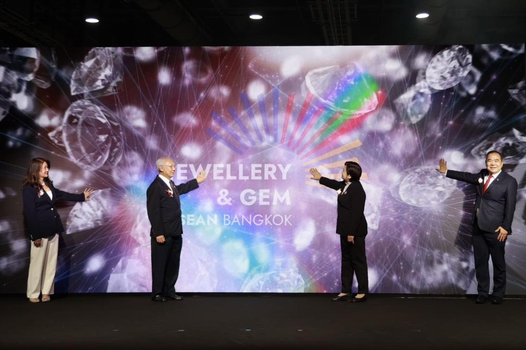 “รสอ.ดวงดาว” เปิดงาน “JGAB 2025” เวทีอัญมณีและเครื่องประดับอาเซียน ค้นหาดีไซน์เนอร์หน้าใหม่ ผลักดันไทยสู่ศูนย์กลางการค้าและการผลิตอัญมณีและเครื่องประดับระดับโลก ตามนโยบาย รมว.เอกนัฏ