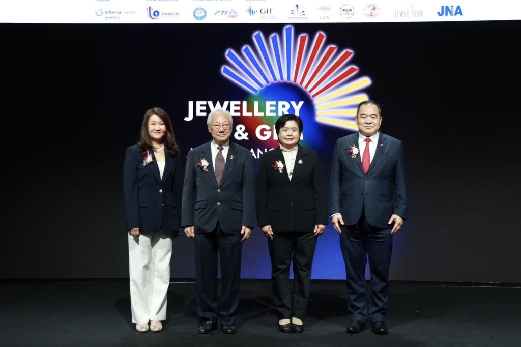 “รสอ.ดวงดาว” เปิดงาน “JGAB 2025” เวทีอัญมณีและเครื่องประดับอาเซียน ค้นหาดีไซน์เนอร์หน้าใหม่ ผลักดันไทยสู่ศูนย์กลางการค้าและการผลิตอัญมณีและเครื่องประดับระดับโลก ตามนโยบาย รมว.เอกนัฏ