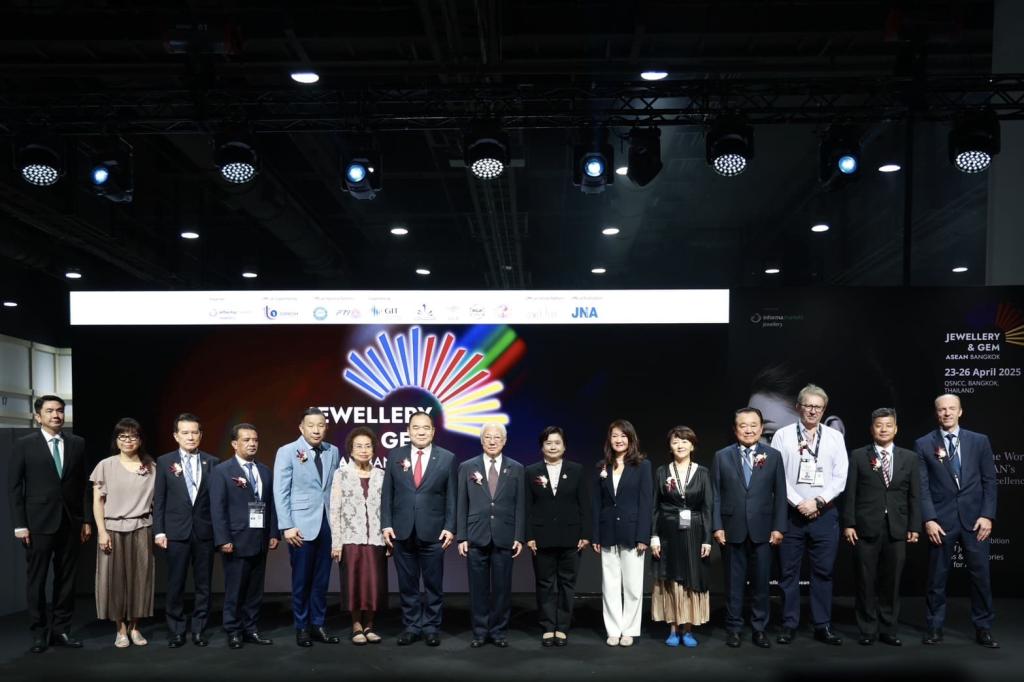 “รสอ.ดวงดาว” เปิดงาน “JGAB 2025” เวทีอัญมณีและเครื่องประดับอาเซียน ค้นหาดีไซน์เนอร์หน้าใหม่ ผลักดันไทยสู่ศูนย์กลางการค้าและการผลิตอัญมณีและเครื่องประดับระดับโลก ตามนโยบาย รมว.เอกนัฏ