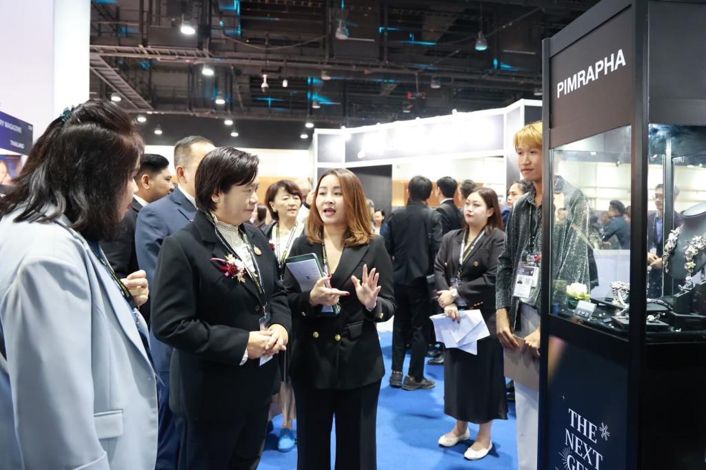 “รสอ.ดวงดาว” เปิดงาน “JGAB 2025” เวทีอัญมณีและเครื่องประดับอาเซียน ค้นหาดีไซน์เนอร์หน้าใหม่ ผลักดันไทยสู่ศูนย์กลางการค้าและการผลิตอัญมณีและเครื่องประดับระดับโลก ตามนโยบาย รมว.เอกนัฏ