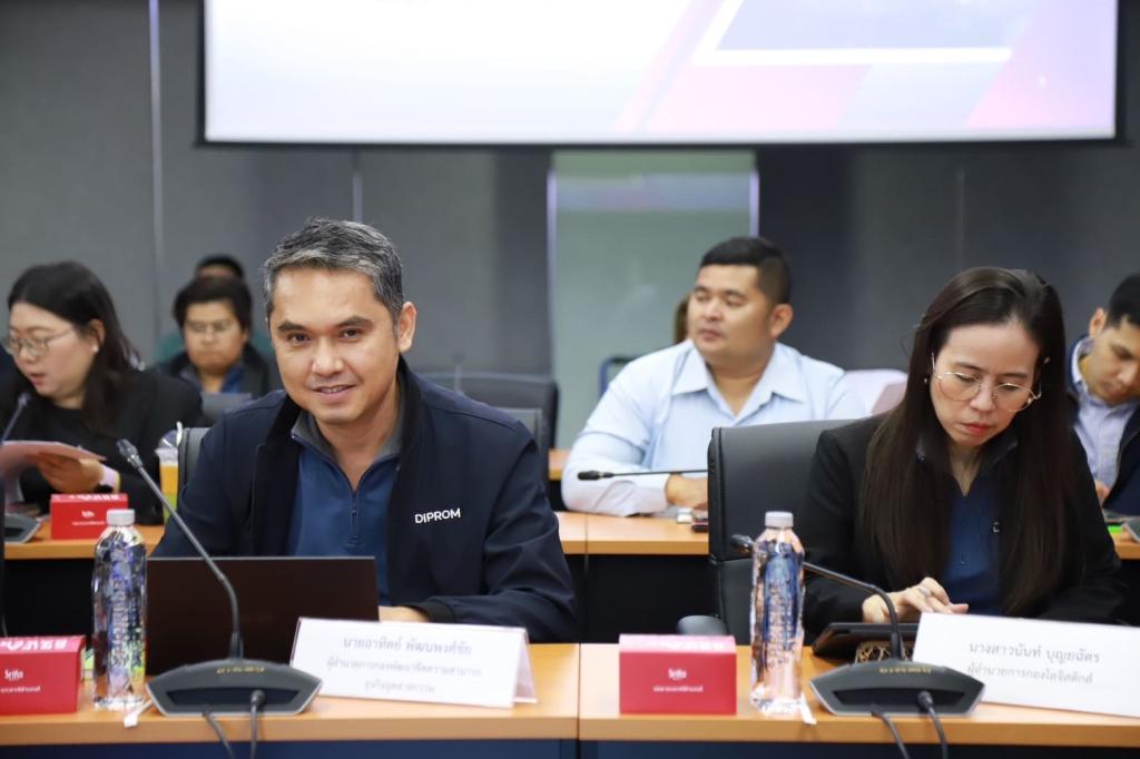 “อธิบดีณัฏฐิญา” ระดมทีมดีพร้อม รับฟังความเห็นจากภาคเอกชน เพื่อหาแนวทางรับมือการขึ้นภาษีสหรัฐฯ เน้นตรวจสอบแหล่งกำเนิดในไทย ป้องกันการสวมสิทธิส่งออก พร้อมเซฟ ผปก.ไทย ให้ปรับตัวทุกมิติ ตามนโยบาย รมว.เอกนัฏ