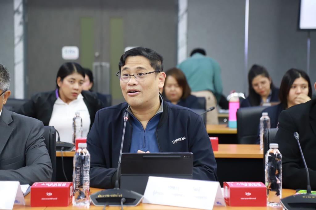“อธิบดีณัฏฐิญา” ระดมทีมดีพร้อม รับฟังความเห็นจากภาคเอกชน เพื่อหาแนวทางรับมือการขึ้นภาษีสหรัฐฯ เน้นตรวจสอบแหล่งกำเนิดในไทย ป้องกันการสวมสิทธิส่งออก พร้อมเซฟ ผปก.ไทย ให้ปรับตัวทุกมิติ ตามนโยบาย รมว.เอกนัฏ