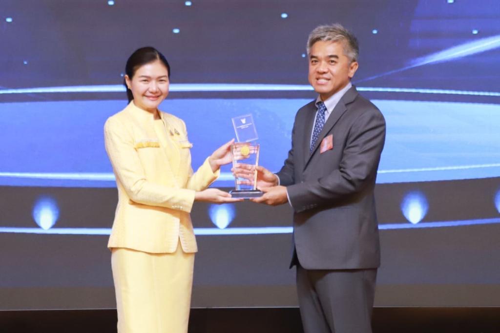 ดีพร้อม รับรางวัล "ศูนย์ข้อมูลข่าวสารของราชการโดดเด่น" สอดคล้องนโยบาย รวอ. เอกนัฏ เน้นใช้ข้อมูลข่าวสาร เพื่อสร้างความโปร่งใส