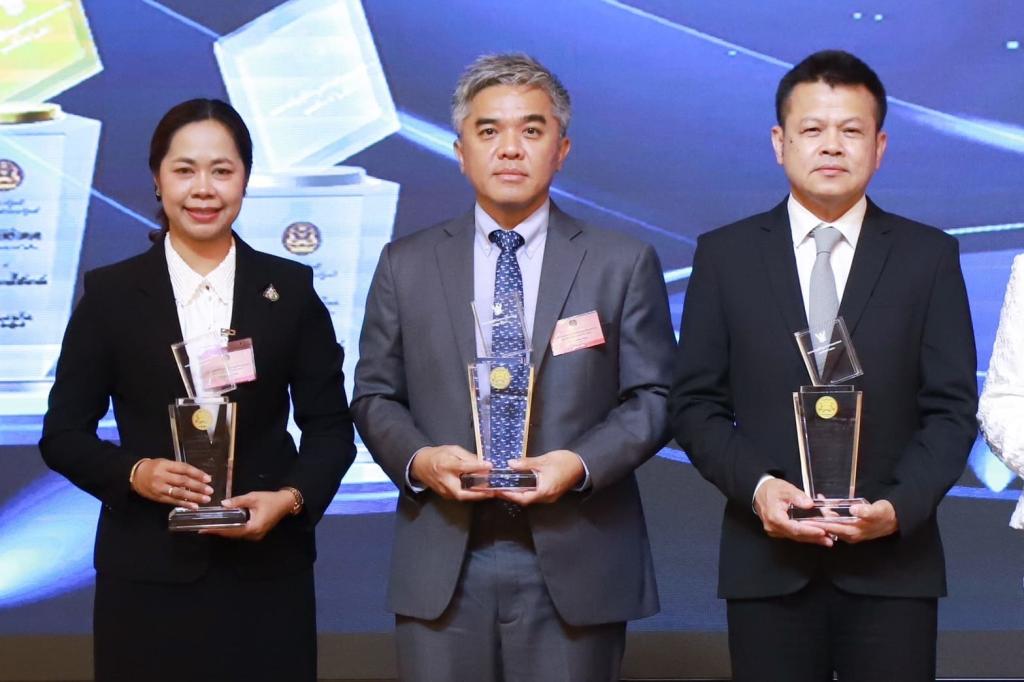 ดีพร้อม รับรางวัล "ศูนย์ข้อมูลข่าวสารของราชการโดดเด่น" สอดคล้องนโยบาย รวอ. เอกนัฏ เน้นใช้ข้อมูลข่าวสาร เพื่อสร้างความโปร่งใส